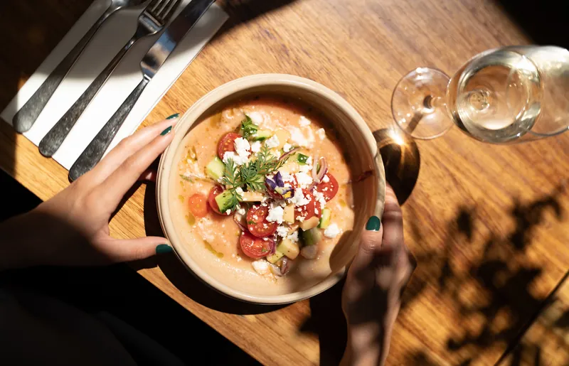 Gaspacho de tomates, feta et concombre, verre de vin blanc
