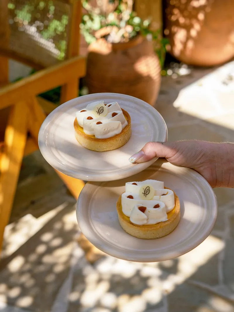 Deux tartelettes servies sur des assiettes en céramique